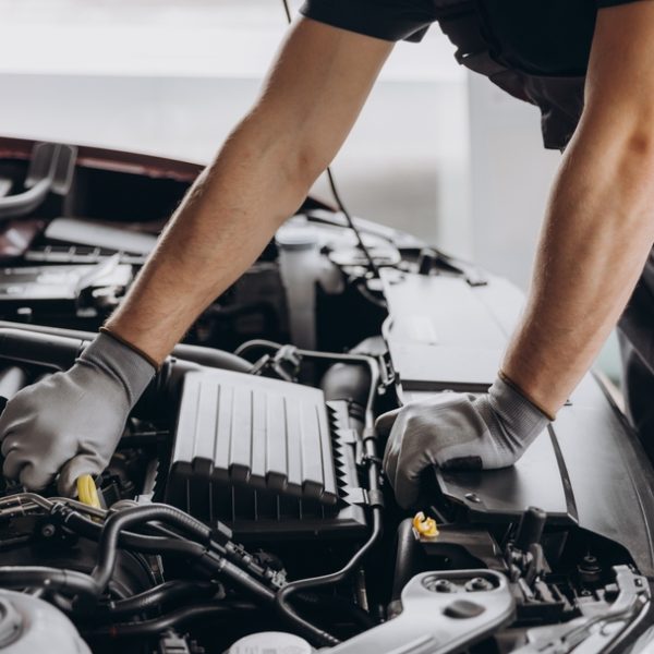 Close-up,Shot,Of,Unrecognisable,Man,Wearing,Gray,Glove,Inspecting,Car